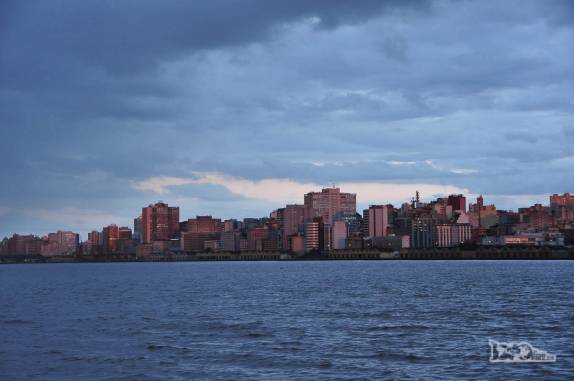 Mesmo com muitas nuvens, a luz de fim de tarde ilumina os prédios de Porto Alegre, a capital do Rio Grande do Sul